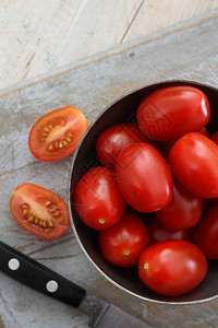 准备美味的李子西红柿图片