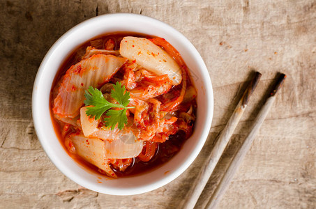 韩国菜碗里吃泡菜卷心菜和用棍子做图片