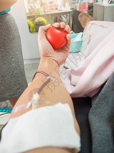 护士在医院接受捐血图片