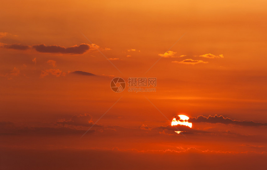 夕阳红的天空有太阳和云彩图片