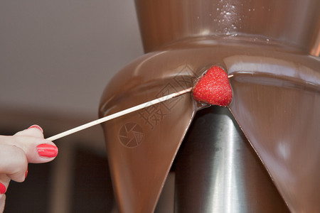 草莓刚被新鲜浸泡在热牛奶图片