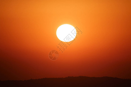 长的美丽的橙色日落天空天际图片