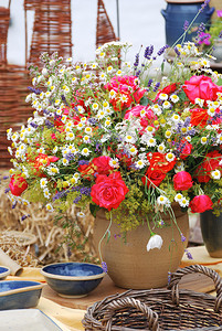 花瓶里装满了五颜六色的花朵图片