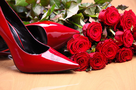 一双红色女鞋和红玫瑰特写图片