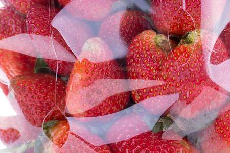 塑料袋包装草莓多汁水果图片