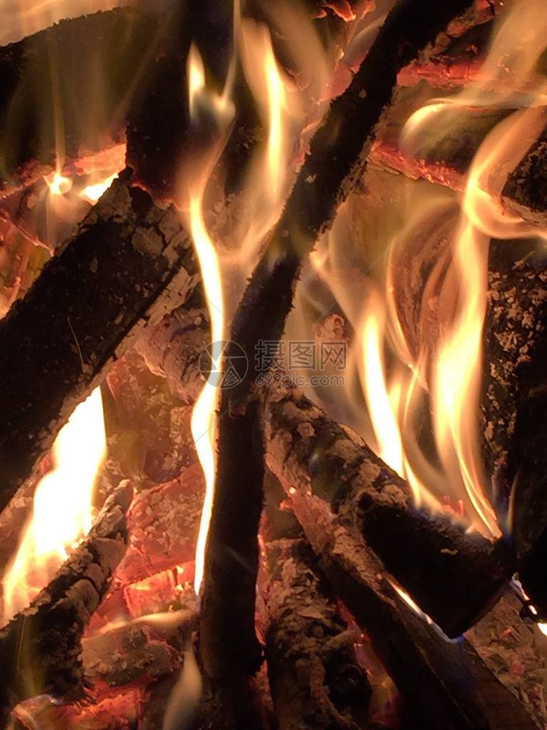 冬天在篝火上生火图片