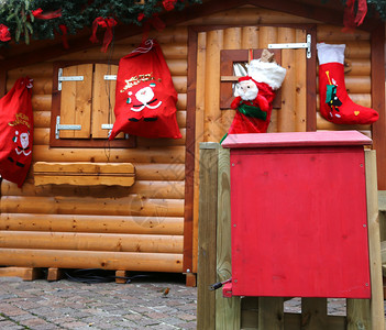 圣诞老人小屋和邮箱背景图片