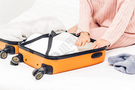 女人打包行李箱和背包回家旅行假期概念图片