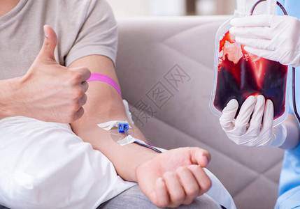 在医院诊所输血的病人住背景图片