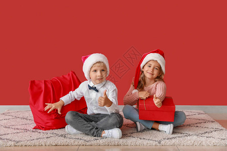 穿着帽子和圣诞礼物的可爱小孩图片