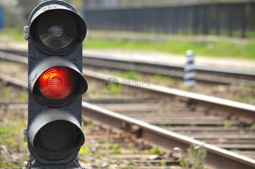 红绿灯在铁路上显示红色信号红灯图片