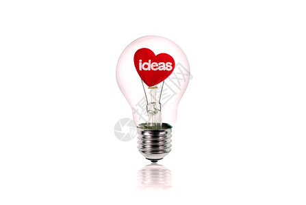 在白色隔离的灯泡里写在红心上的想法信息爱的概高清图片