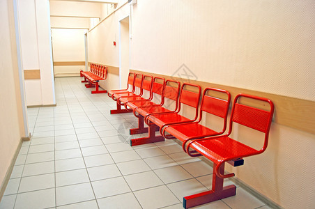 办公室走廊的红色金属长凳图片
