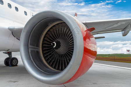 飞机在场停机坪的红色引擎上以它的红色发图片