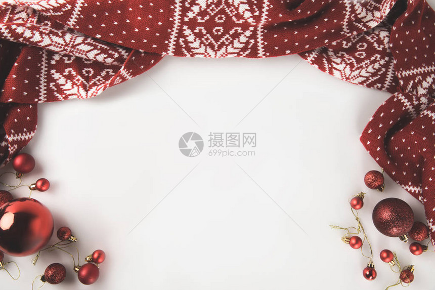 红色圣诞节球和冬围巾的顶部视图图片