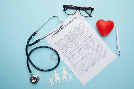 保险健康保险索赔表眼镜剪纸家庭红心符号和蓝色听诊图片