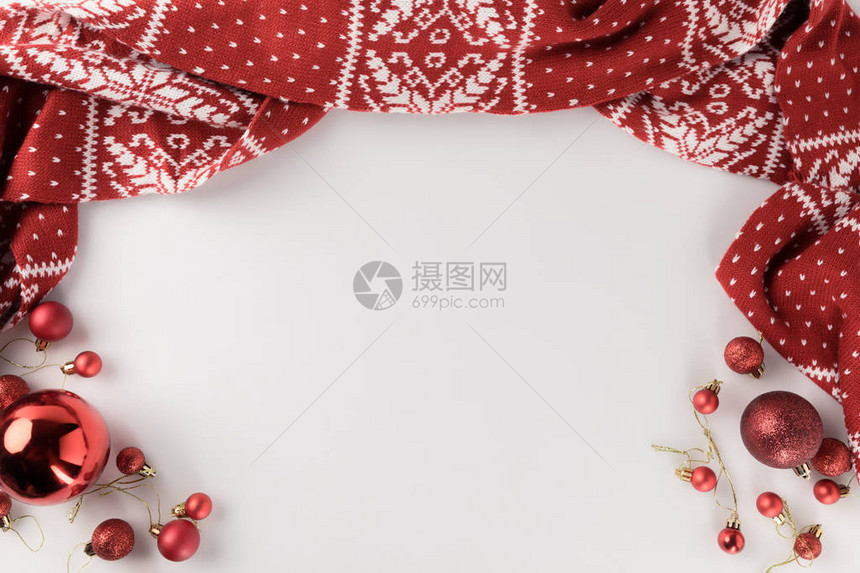 红色圣诞节球和冬围巾的顶部视图图片