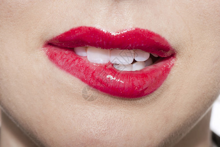女人咬嘴唇的特写图像图片