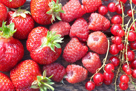 混合软夏季果实草莓草莓和图片