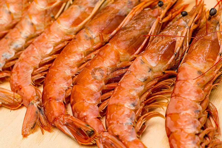 长开胃的海螯虾木板背景上的许多新鲜美食烹饪基图片