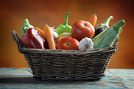 篮子装满夏季蔬菜图片