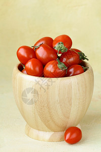 在一个木碗的小西红柿图片