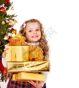 圣诞树附近有礼物盒的孩图片
