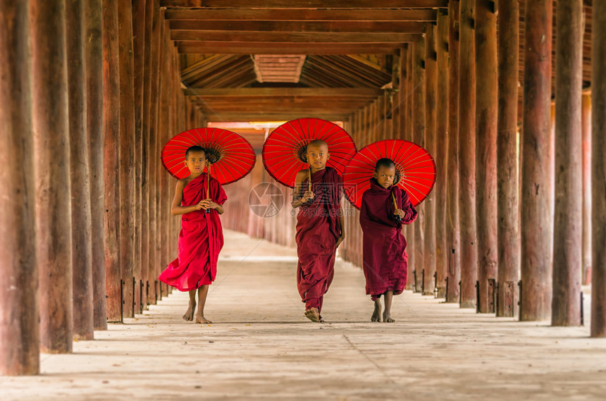 三个佛教新手在塔里行走M图片