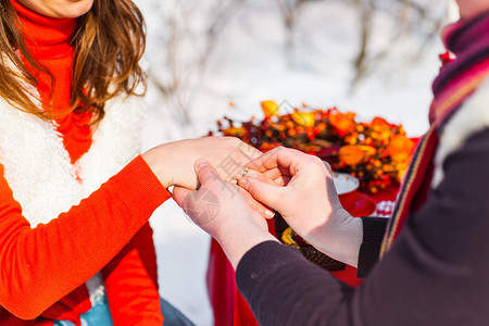 男人把结婚戒指放在女人手上圣诞节和新年装饰树礼图片