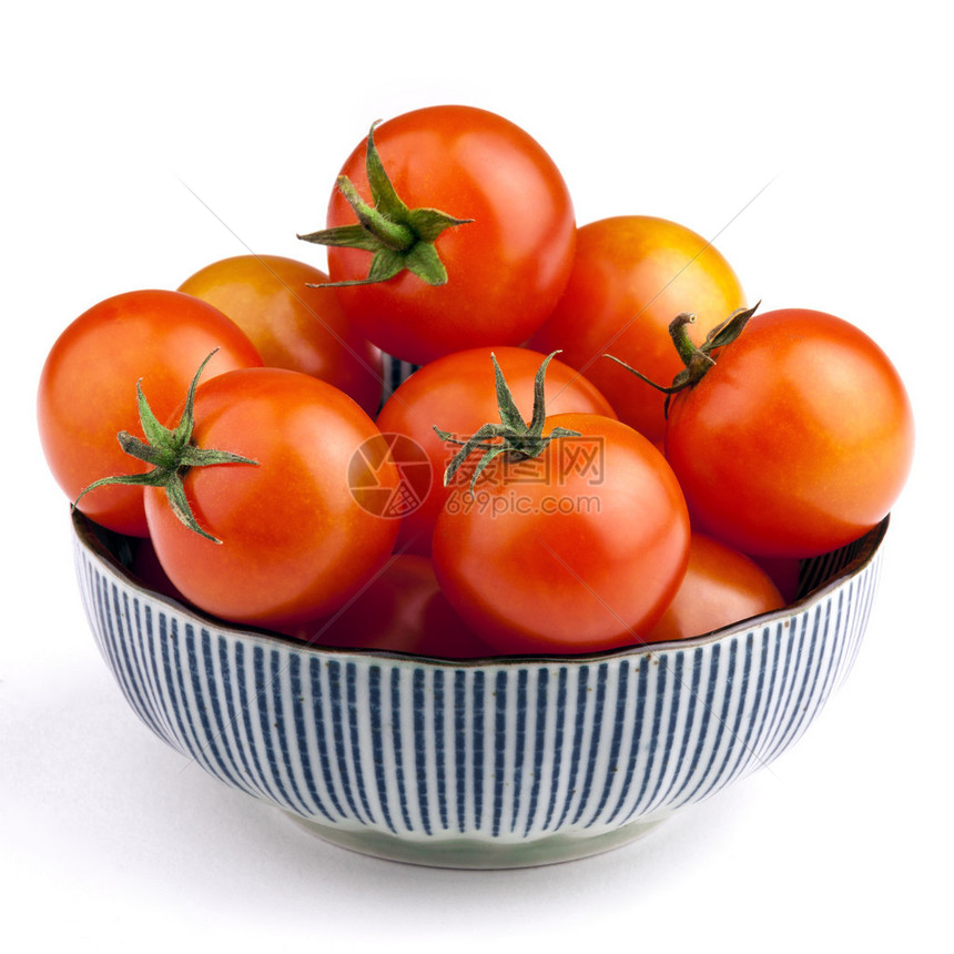 碗里装满番茄蔬菜在白色背景下被隔离图片