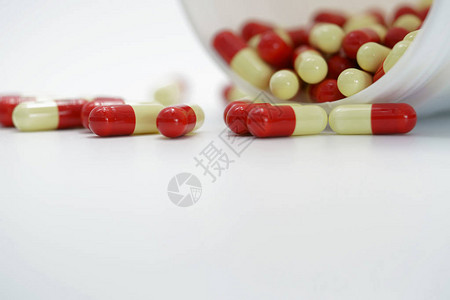 白色背景瓶抗生素胶囊丸耐药概念图片