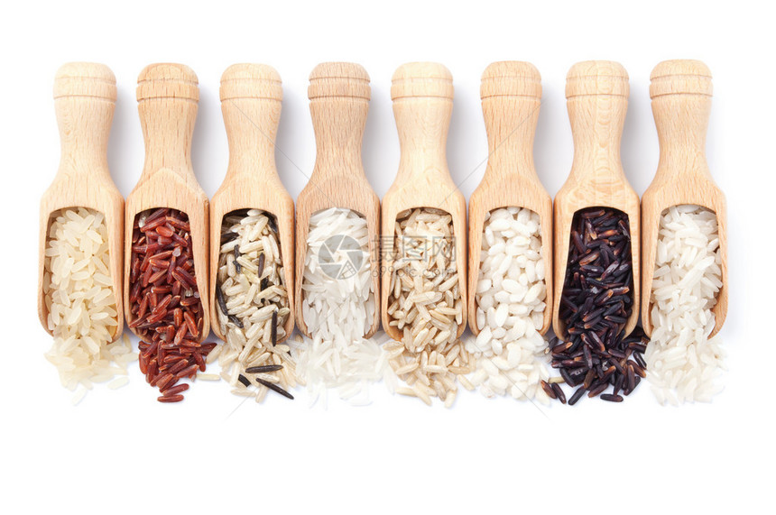 以白色背景散布不同种类的稻米的木制独家WoodenP图片