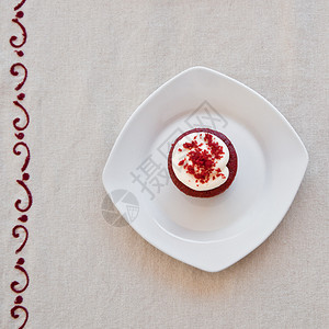 美味的红丝绒纸杯蛋糕图片