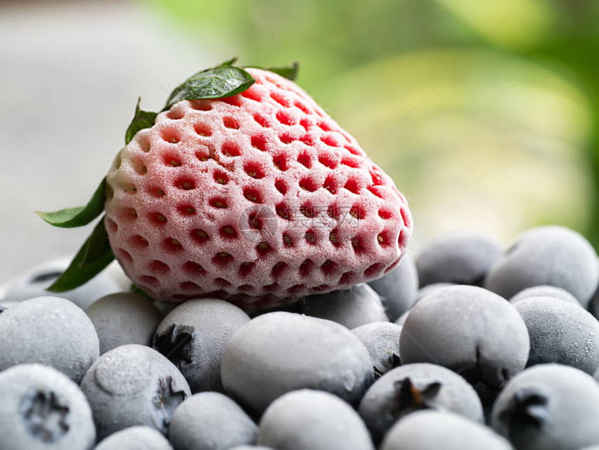 冷冻草莓和蓝莓健康饮食和营养图片