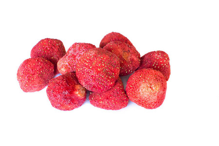 白色背景上的全冻干草莓图片