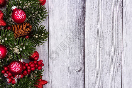质朴的白色木质背景上的红色圣诞饰图片
