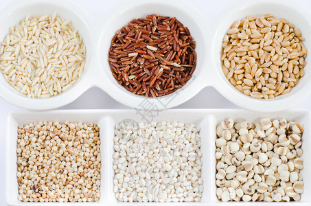 白碗上的大米红米小麦薏苡仁图片