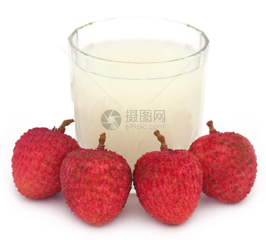 荔枝汁与水果在白色背景图片