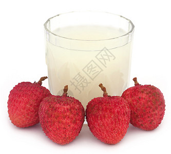 荔枝汁与水果在白色背景图片