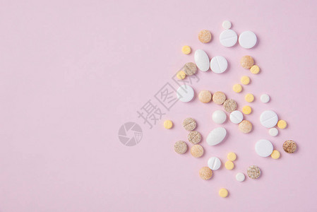 包装中不同的药片和药丸止痛药粉红图片