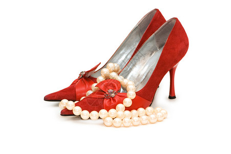 红鞋和珍珠项链上白色隔离图片