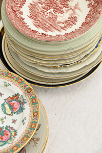 白色背景的装饰古董餐盘堆叠图片
