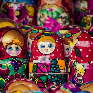 五颜六色的俄罗斯套娃在市场上Matrioshka套娃是俄罗斯最受图片