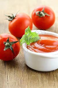 天然番茄酱配新鲜番茄图片