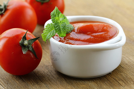 天然番茄酱配新鲜番茄图片