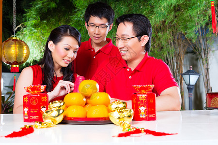 朋友家庭庆祝新年传统带礼物穿红衬图片