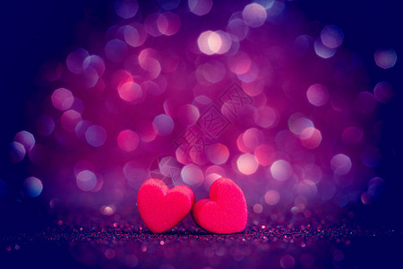 两颗乌梅情人节爱情概念中抽象光亮背景上的红心形状设计图片