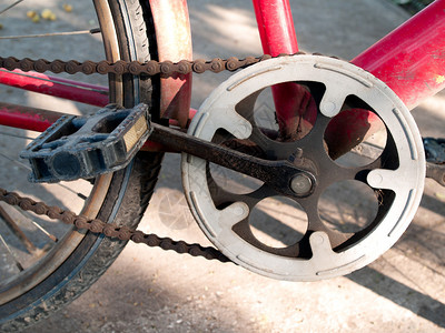 双轮旧红色自行车用图片