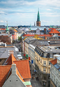 从哥本哈根红屋顶圆塔和尼可拉柯克塔的外观来看图片