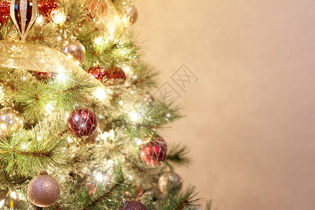 圣诞树背景与装饰品和灯图片